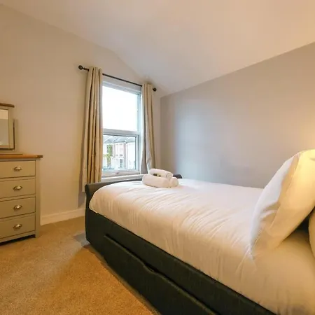 Апартаменты Raleigh 2 Bedroom Flat *